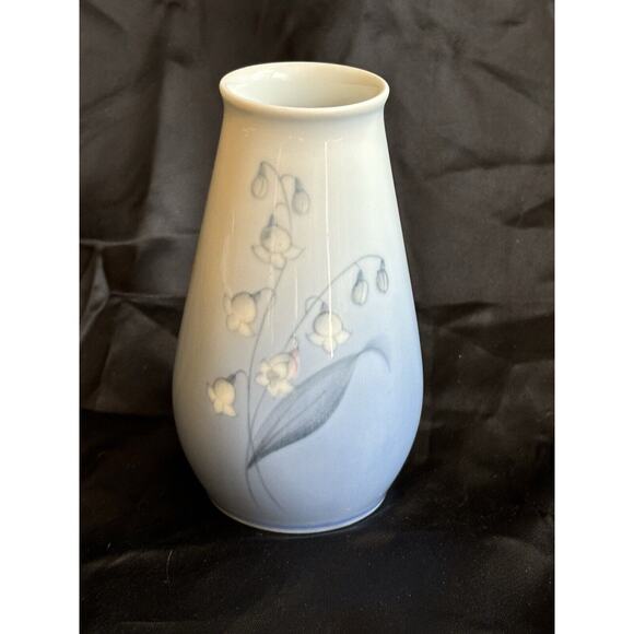 Porcelain Lillies of the Valley Bud Vase By Bing & Grondahl Made in Denmark 4.5" - Picture 10 of 11
